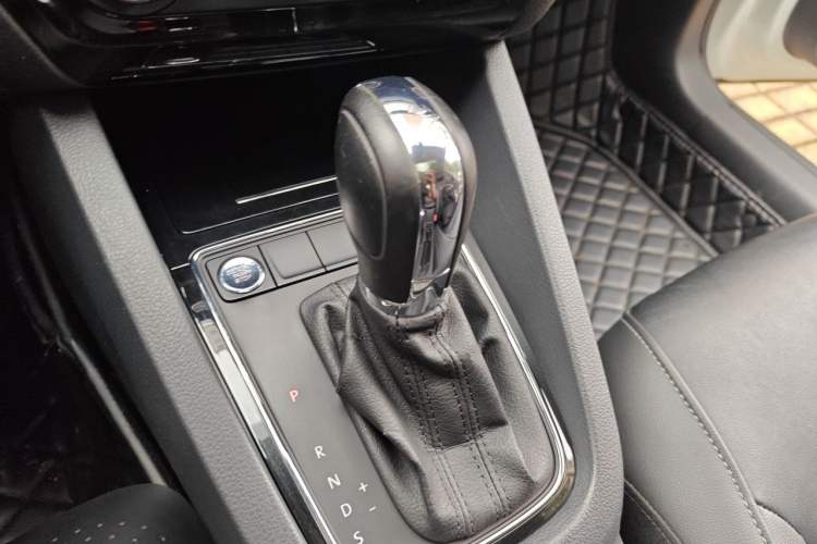 Used Volkswagen Sagitar 2018 1.6L Automatic Comfort Model Gear Lever