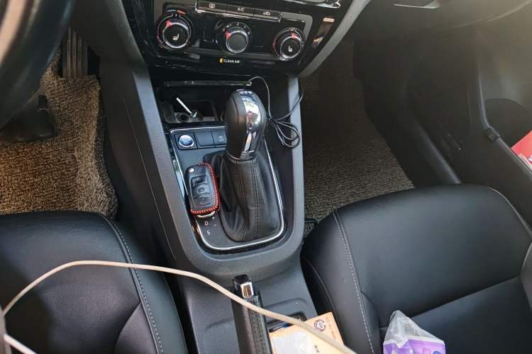 Used Volkswagen Sagitar 2018 180TSI DSG Prestige Edition Gear Lever
