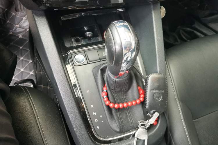 Used Volkswagen Sagitar 2018 280TSI DSG Ignite Edition Gear Lever