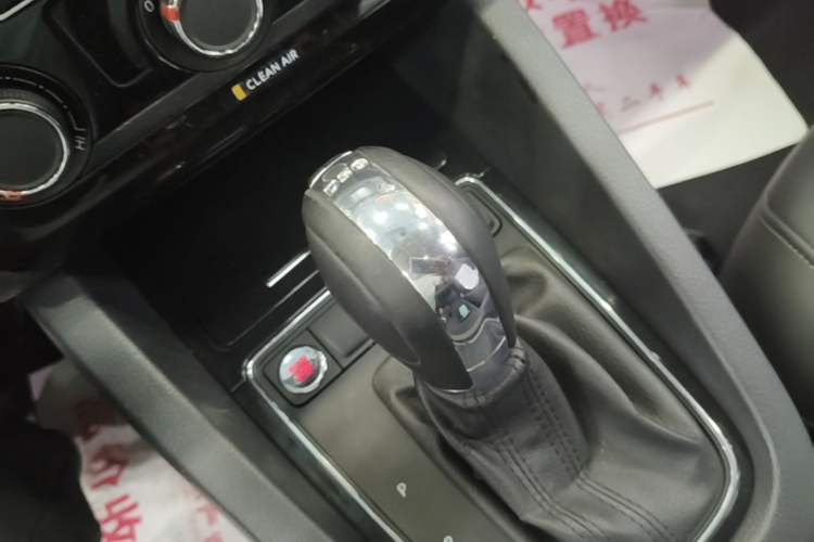 Used Volkswagen Sagitar 2018 280TSI DSG Ignite Edition Gear Lever