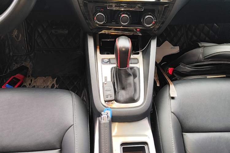 Used Volkswagen Sagitar 2018 280TSI DSG Ignite Edition Gear Lever