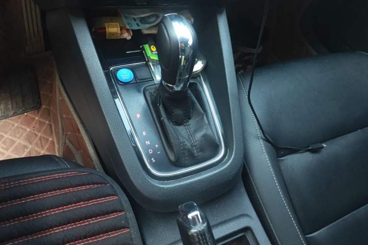 Used Volkswagen Sagitar 2018 1.6L Automatic Comfort Model Gear Lever