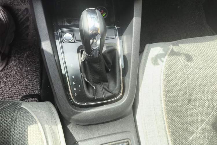 Used Volkswagen Sagitar 2018 1.6L Automatic Comfort Model Gear Lever