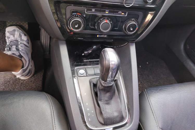 Used Volkswagen Sagitar 2018 180TSI DSG Prestige Edition Gear Lever
