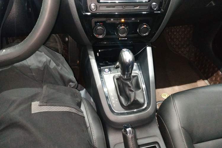 Used Volkswagen Sagitar 2018 280TSI DSG Ignite Edition Gear Lever