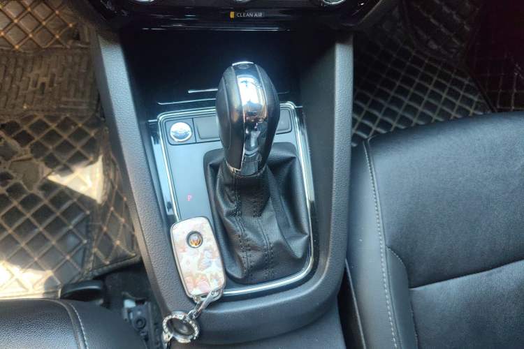 Used Volkswagen Sagitar 2018 1.6L Automatic Comfort Model Gear Lever