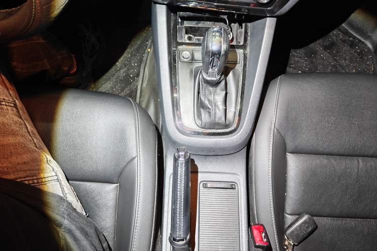 Used Volkswagen Sagitar 2018 1.6L Automatic Comfort Model Gear Lever