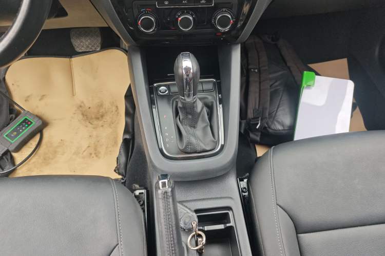 Used Volkswagen Sagitar 2018 1.6L Automatic Comfort Model Gear Lever