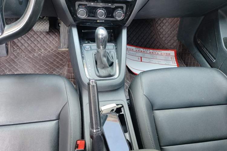 Used Volkswagen Sagitar 2018 280TSI DSG Ignite Edition Gear Lever