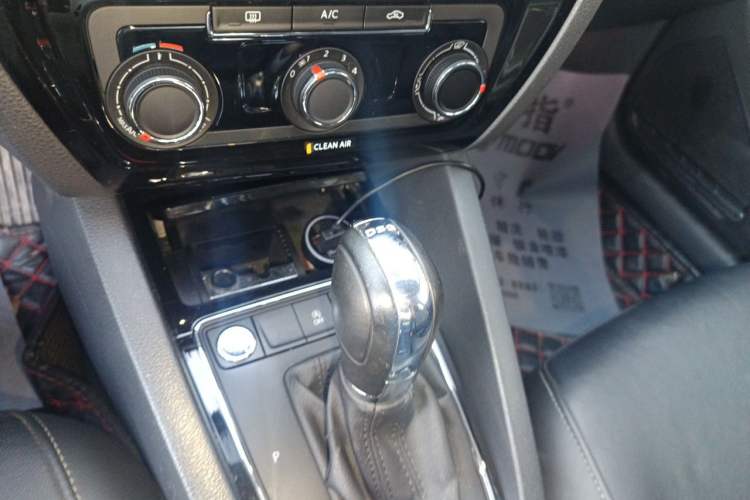 Used Volkswagen Sagitar 2018 280TSI DSG Ignite Edition Gear Lever