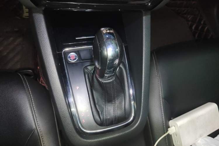Used Volkswagen Sagitar 2018 280TSI DSG Ignite Edition Gear Lever