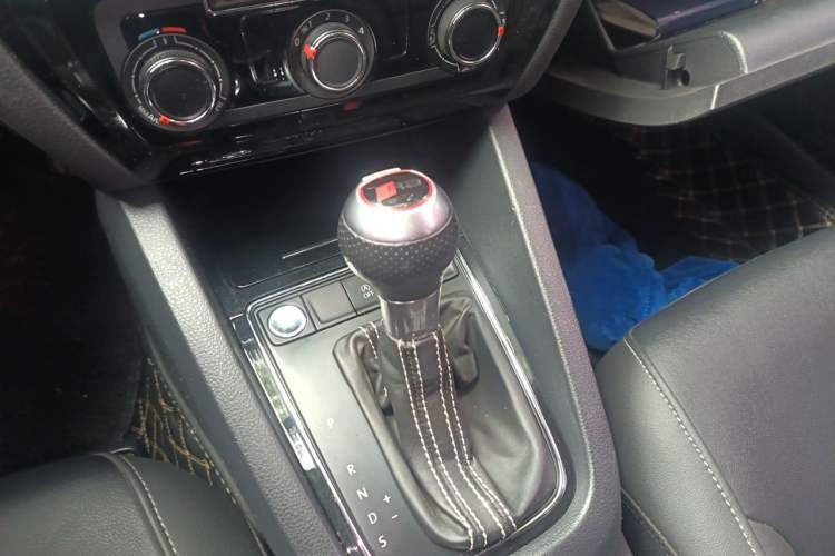 Used Volkswagen Sagitar 2018 280TSI DSG Ignite Edition Gear Lever