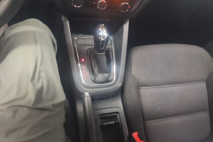 Used Volkswagen Sagitar 2018 1.6L Automatic Fashion Model Gear Lever