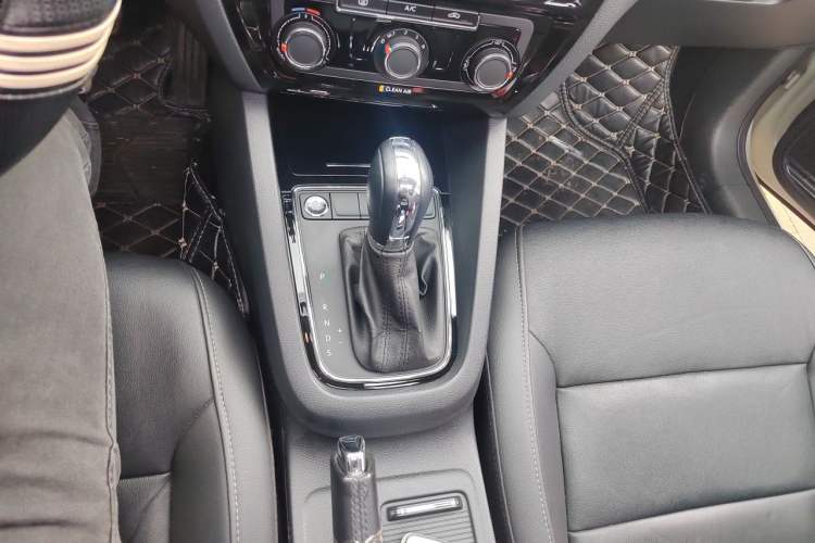 Used Volkswagen Sagitar 2018 1.6L Automatic Comfort Model Gear Lever