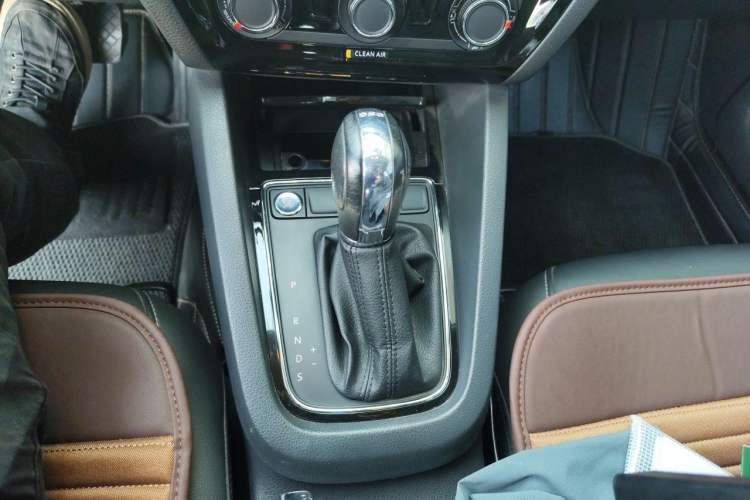 Used Volkswagen Sagitar 2018 280TSI DSG Comfort Model Gear Lever