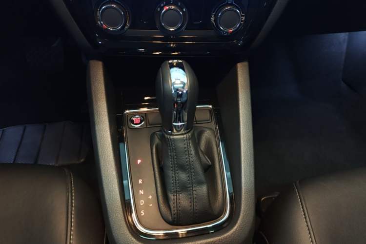 Used Volkswagen Sagitar 2018 280TSI DSG Comfort Model Gear Lever