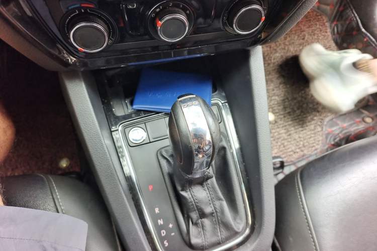 Used Volkswagen Sagitar 2018 280TSI DSG Comfort Model Gear Lever