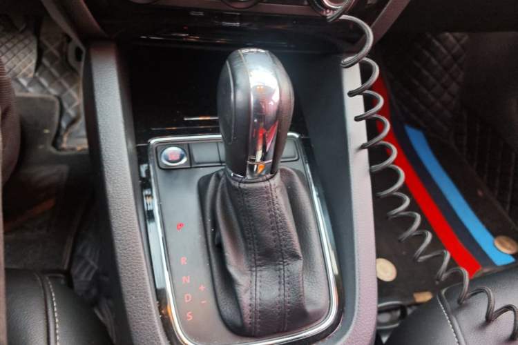 Used Volkswagen Sagitar 2018 280TSI DSG Comfort Model Gear Lever