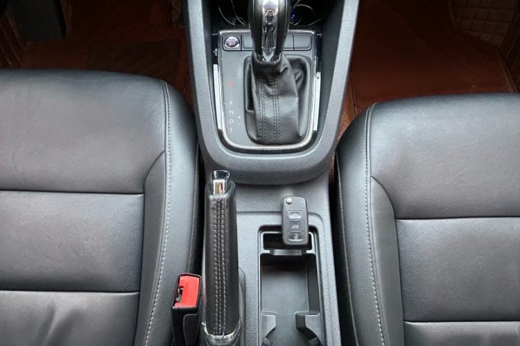 Used Volkswagen Sagitar 2018 1.6L Automatic Comfort Model Gear Lever