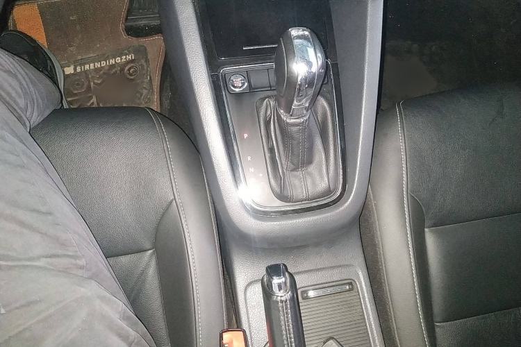 Used Volkswagen Sagitar 2018 280TSI DSG Comfort Model Gear Lever