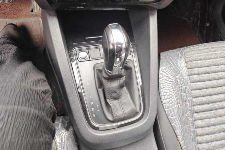 Used Volkswagen Sagitar 2018 1.6L Automatic Comfort Model Gear Lever