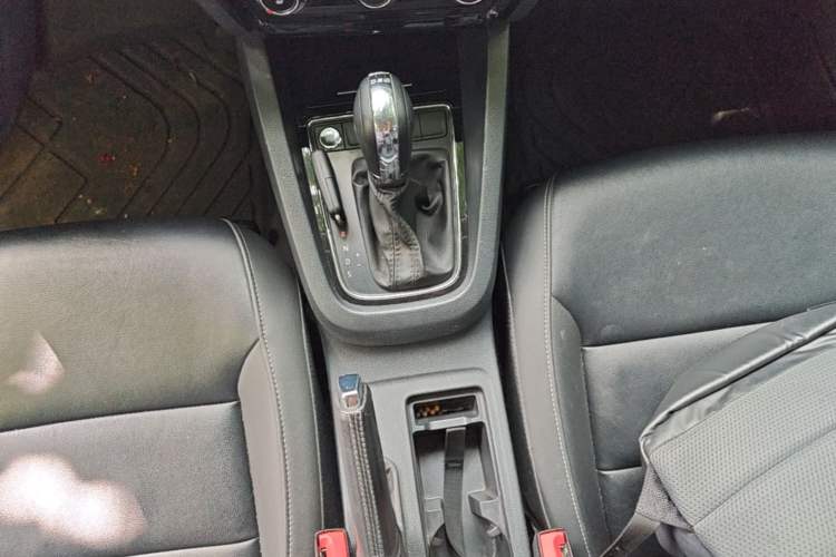 Used Volkswagen Sagitar 2018 180TSI DSG Prestige Edition Gear Lever