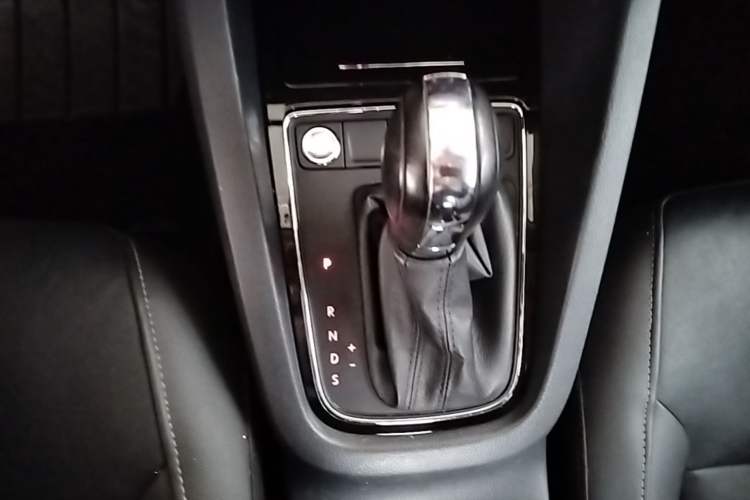 Used Volkswagen Sagitar 2018 1.6L Automatic Comfort Model Gear Lever
