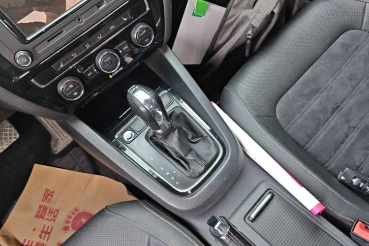 Used Volkswagen Sagitar 2018 280TSI DSG Luxury Model Gear Lever
