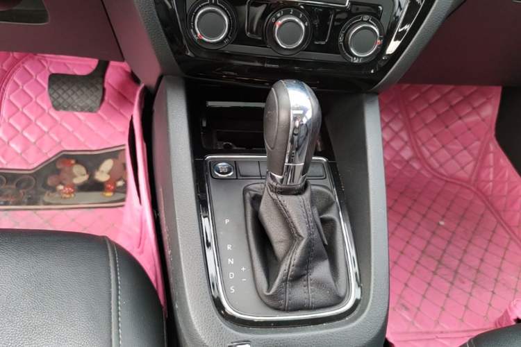 Used Volkswagen Sagitar 2018 1.6L Automatic Comfort Model Gear Lever