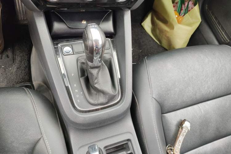 Used Volkswagen Sagitar 2018 280TSI DSG Ignite Edition Gear Lever