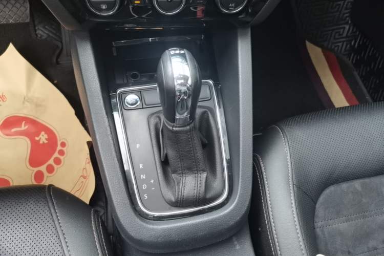 Used Volkswagen Sagitar 2018 280TSI DSG Luxury Model Gear Lever