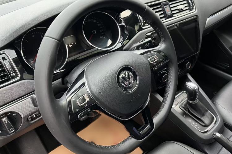 Used Volkswagen Sagitar 2018 1.6L Automatic Comfort Model Interior 1