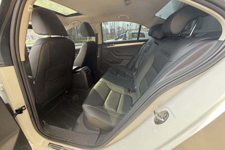 Used Volkswagen Sagitar 2018 1.6L Automatic Comfort Model Interior 1