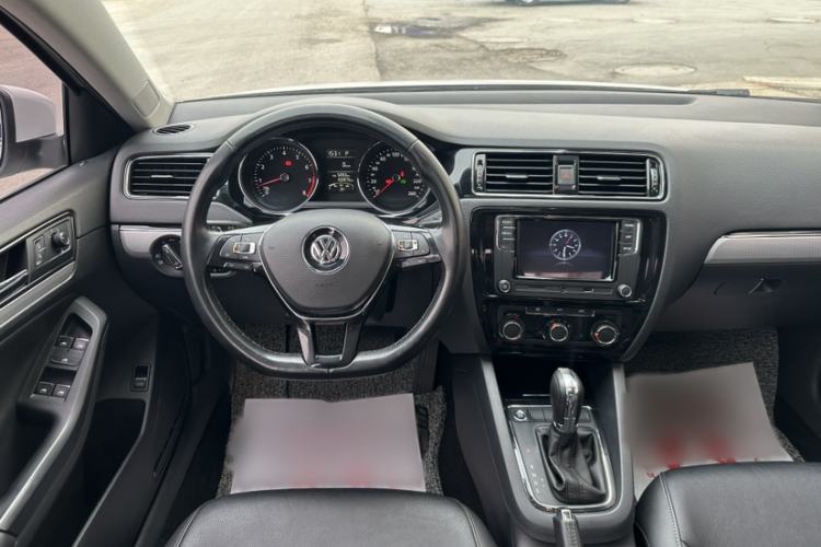 Used Volkswagen Sagitar 2018 1.6L Automatic Comfort Model Interior 1