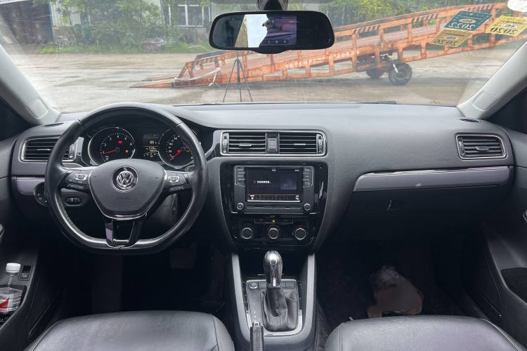 Used Volkswagen Sagitar 2018 1.6L Automatic Comfort Model Interior 1