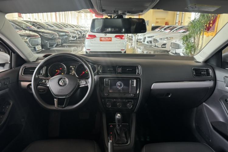 Used Volkswagen Sagitar 2018 1.6L Automatic Comfort Model Interior 1