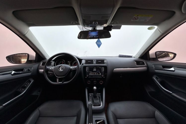 Used Volkswagen Sagitar 2018 1.6L Automatic Comfort Model Interior 1