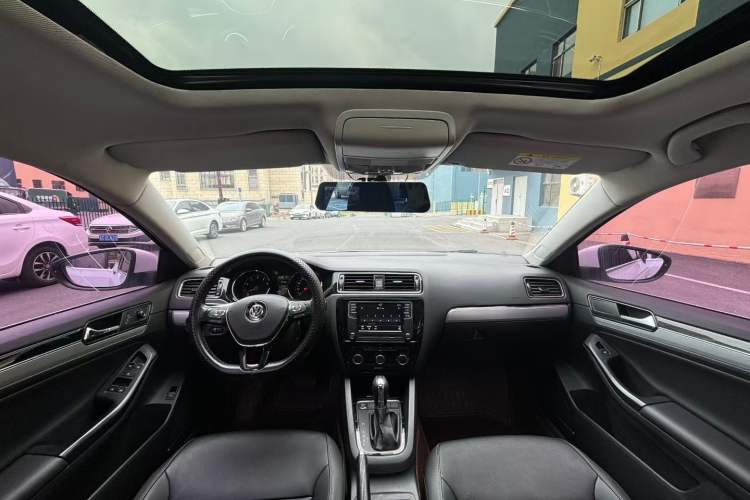 Used Volkswagen Sagitar 2018 1.6L Automatic Comfort Model Interior 1