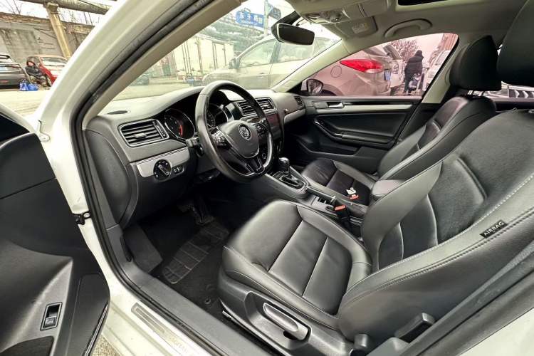 Used Volkswagen Sagitar 2018 1.6L Automatic Comfort Model Interior 1
