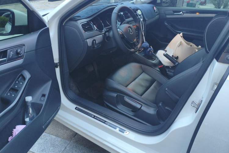 Used Volkswagen Sagitar 2018 1.6L Automatic Comfort Model Interior 3
