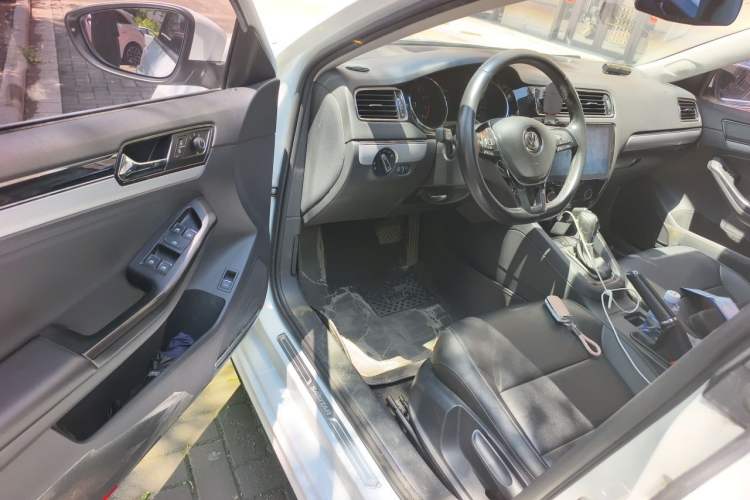 Used Volkswagen Sagitar 2018 1.6L Automatic Comfort Model Interior 3