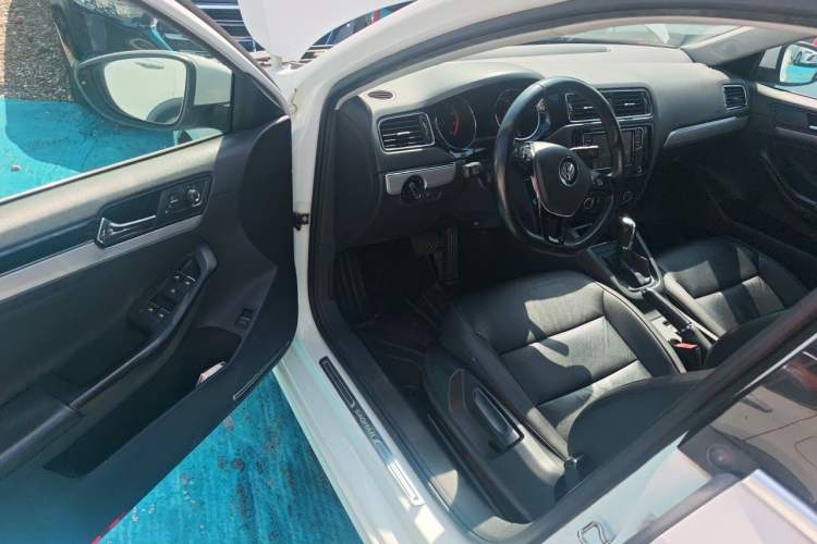 Used Volkswagen Sagitar 2018 1.6L Automatic Comfort Model Interior 3