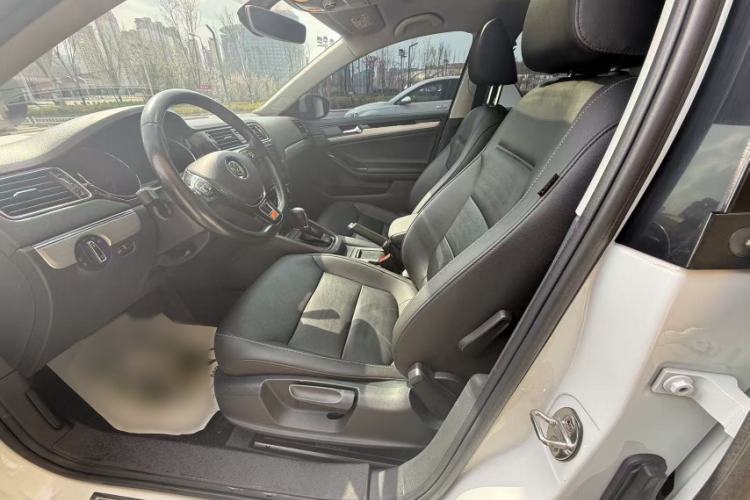 Used Volkswagen Sagitar 2018 1.6L Automatic Comfort Model Interior 3