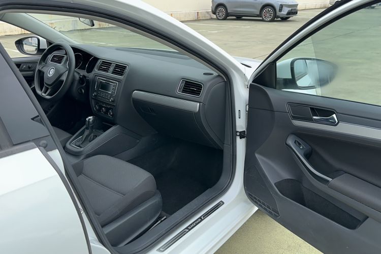 Used Volkswagen Sagitar 2018 1.6L Automatic Fashion Model Interior 3