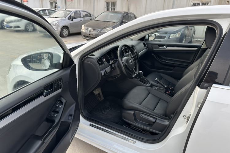 Used Volkswagen Sagitar 2018 1.6L Automatic Comfort Model Interior 4
