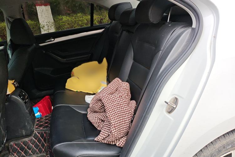 Used Volkswagen Sagitar 2018 1.6L Automatic Comfort Model Interior 4