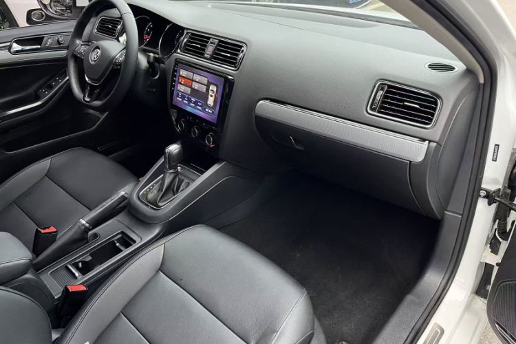 Used Volkswagen Sagitar 2018 1.6L Automatic Comfort Model Interior 6