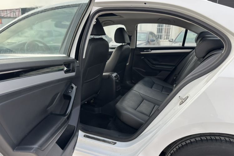 Used Volkswagen Sagitar 2018 1.6L Automatic Comfort Model Interior 6