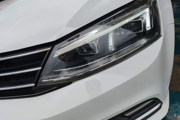 Used Volkswagen Sagitar 2018 1.6L Manual Comfort Model Left Front Headlight
