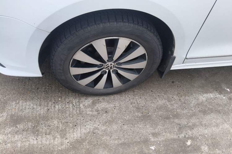 Used Volkswagen Sagitar 2018 1.6L Automatic Comfort Model Left Front Wheel Hub